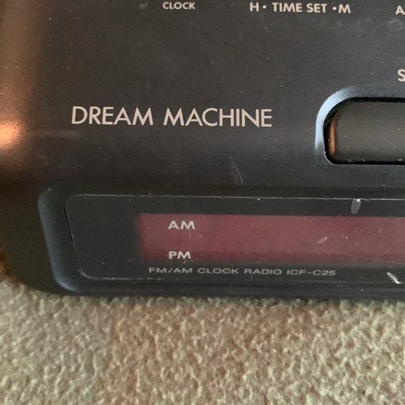 Sony Dream Machine alarm clock radio. - Picture 3 of 8